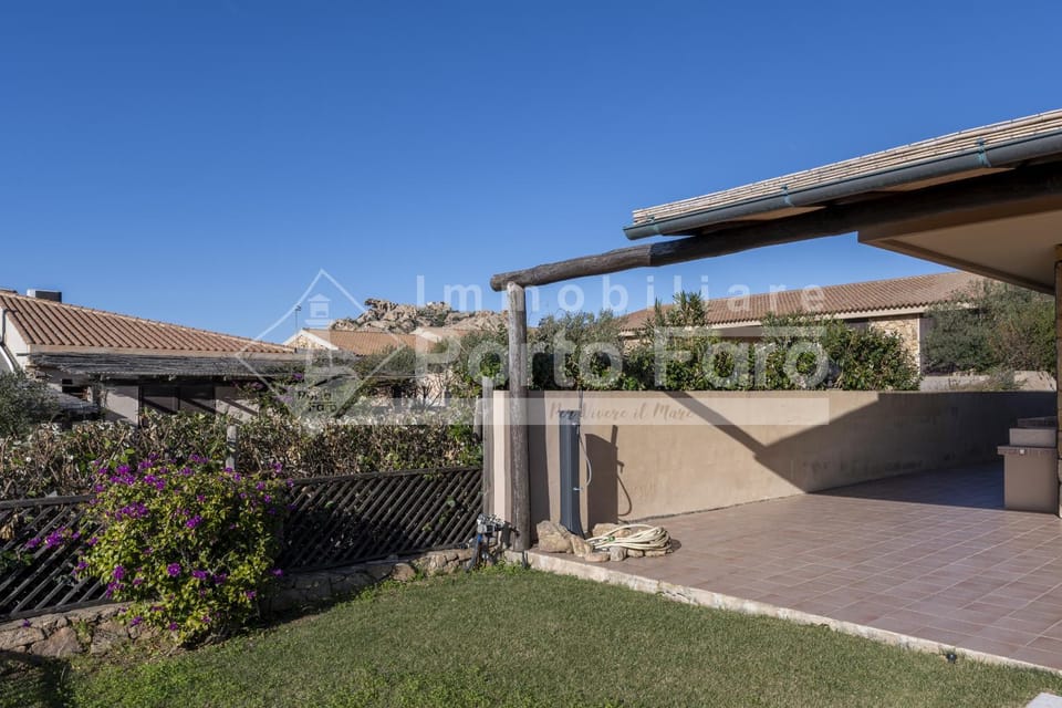 L301 - Bilocale caposchiera con giardino e vista sulla spiaggia di Porto Mannu Apartment in Sardinia