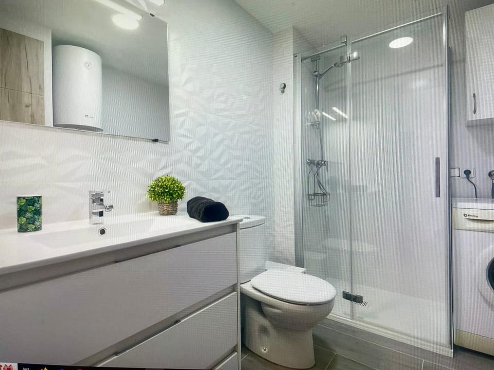 Shower, Toilet, Bathroom, towels