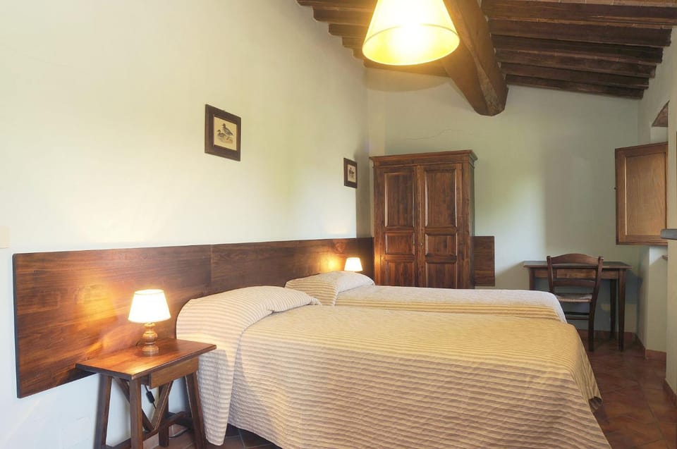 Bed, Bedroom, hair dresser