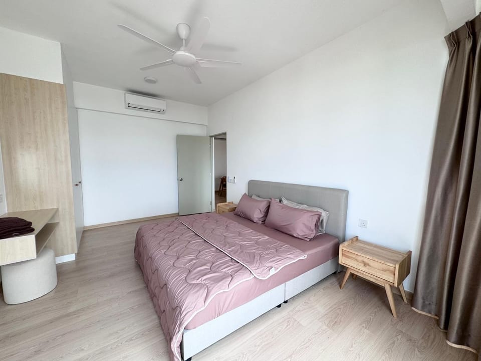 Bed, Photo of the whole room, Bedroom, fireplace, wardrobe