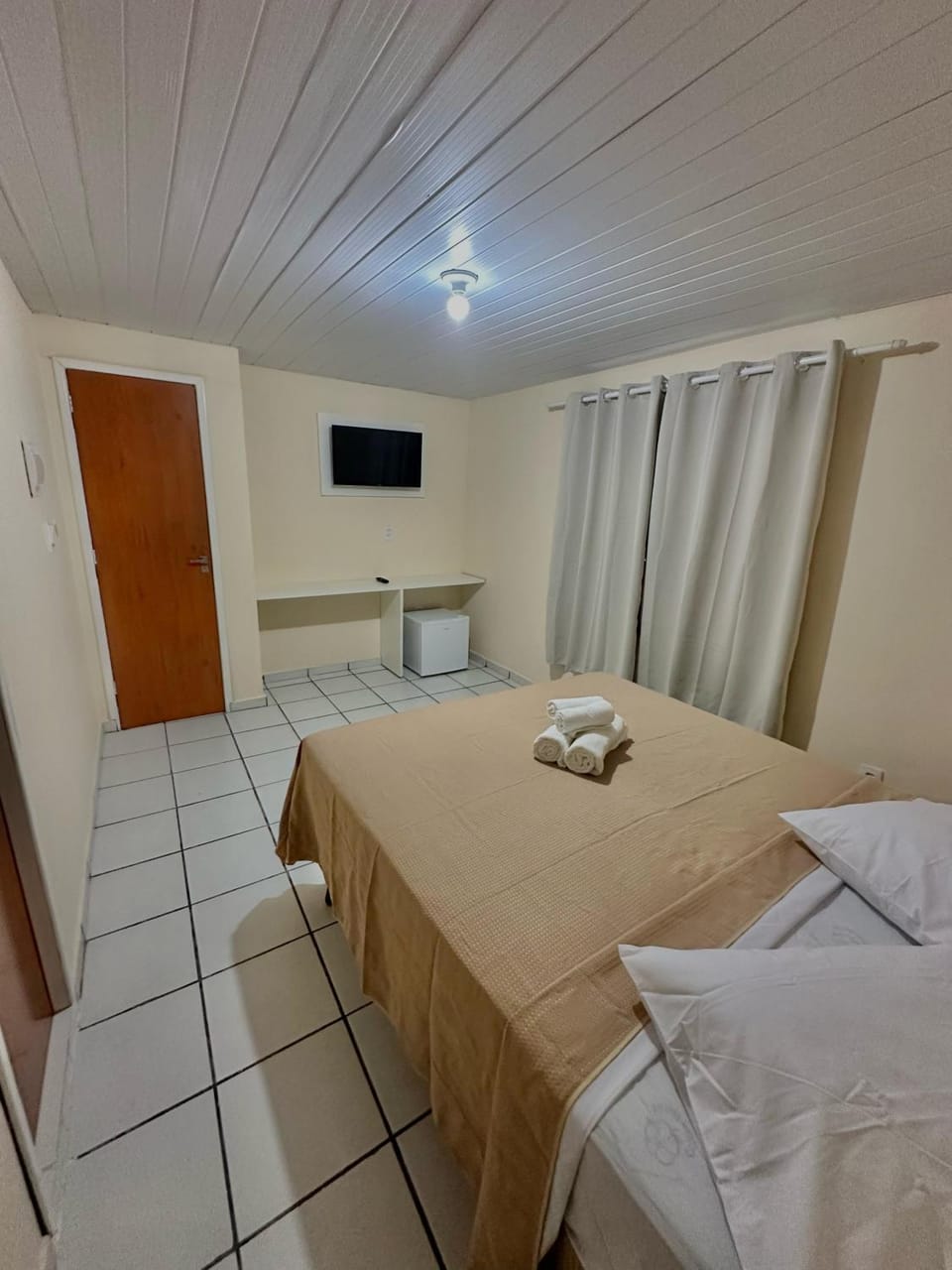 Bed, TV and multimedia, Photo of the whole room, Bedroom, hair dresser, towels