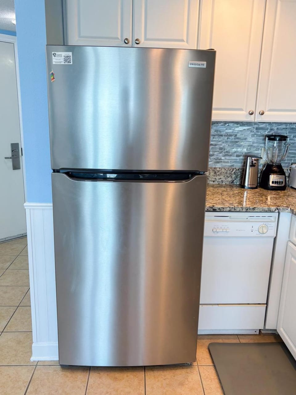 Kitchen or kitchenette, oven
