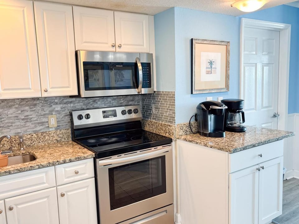 Coffee/tea facilities, Kitchen or kitchenette, dishwasher, oven, toaster
