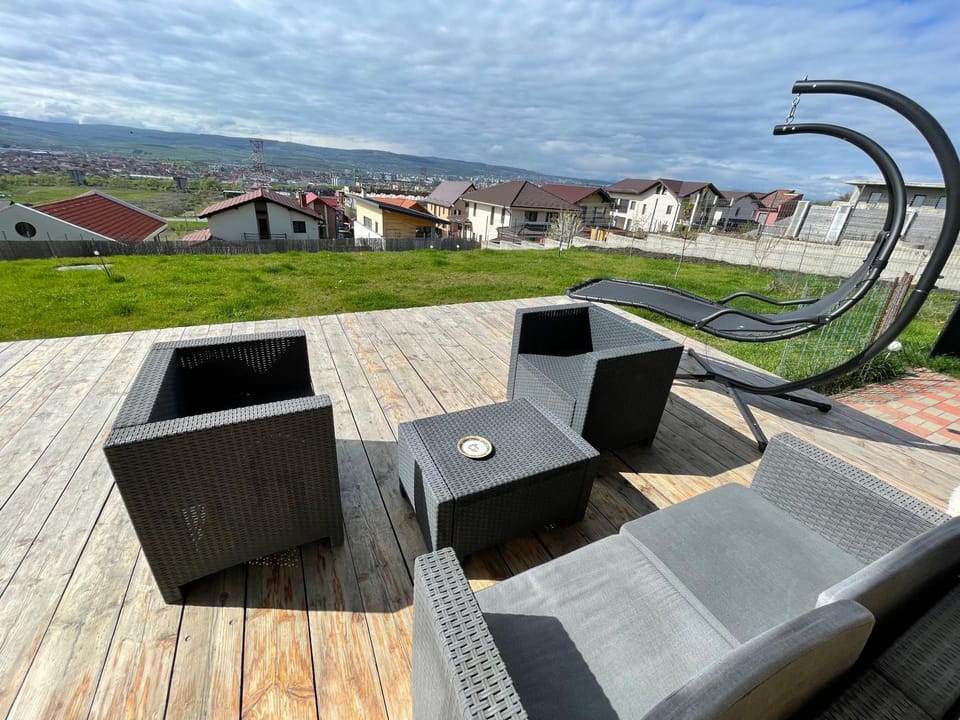 Natural landscape, Garden, Balcony/Terrace, Seating area