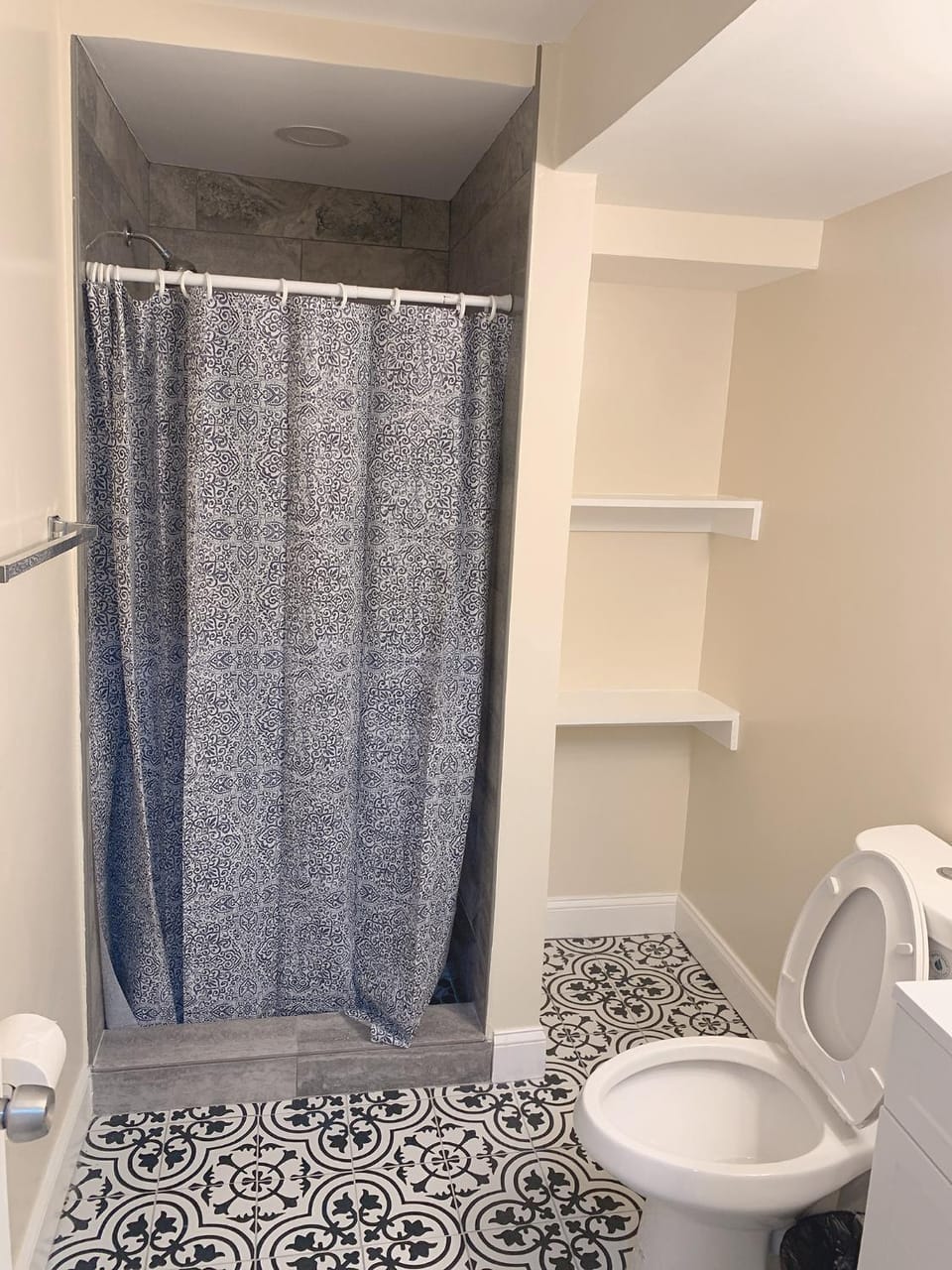 Sweet bedroom located central of downtown Bed and Breakfast in Baltimore