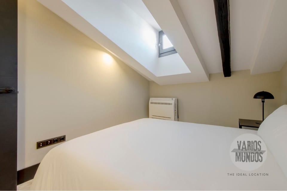 Photo of the whole room, Bedroom