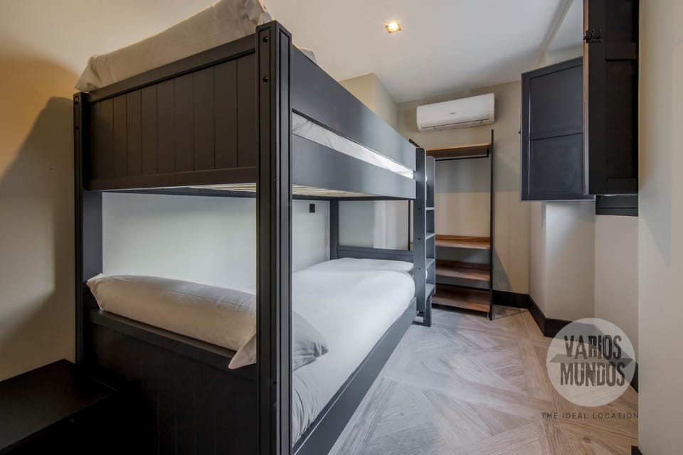 Bedroom, bunk bed