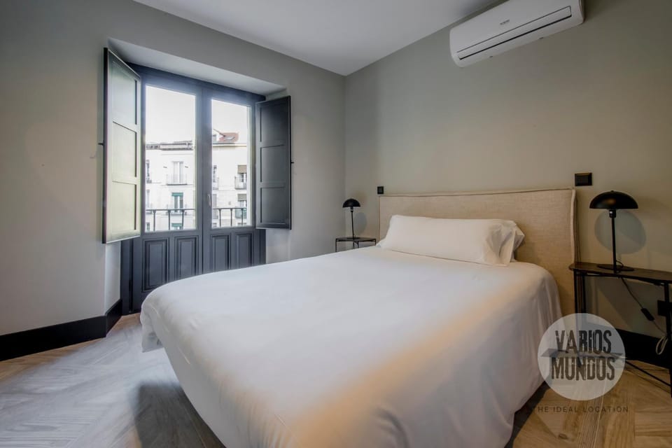 Photo of the whole room, Bedroom