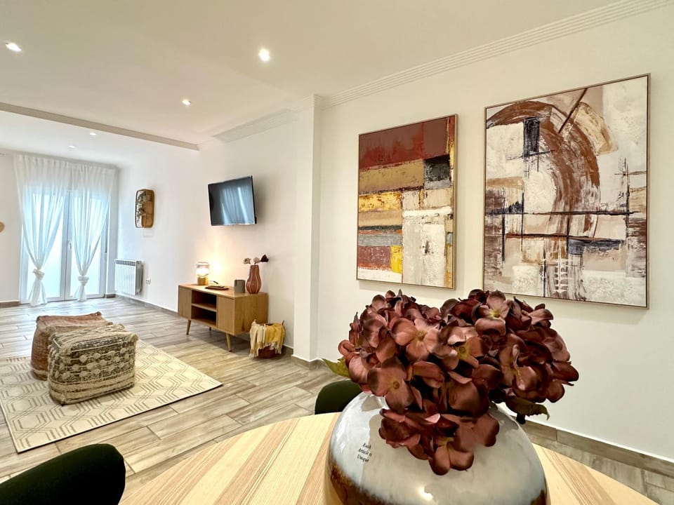 TV and multimedia, Living room, Decorative detail, Seating area