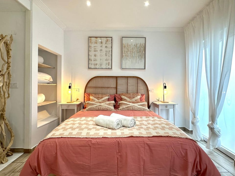 Bed, Bedroom, towels