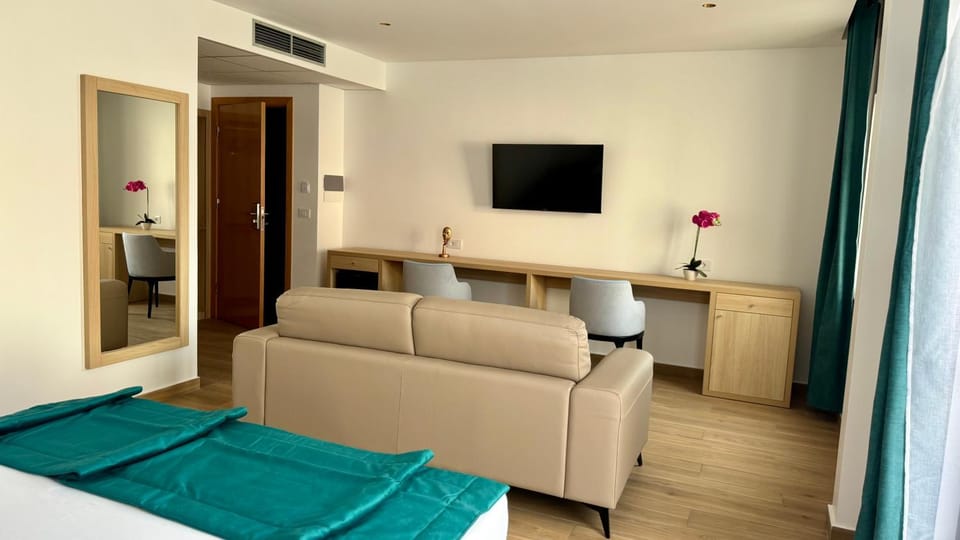 Seating area, Bedroom