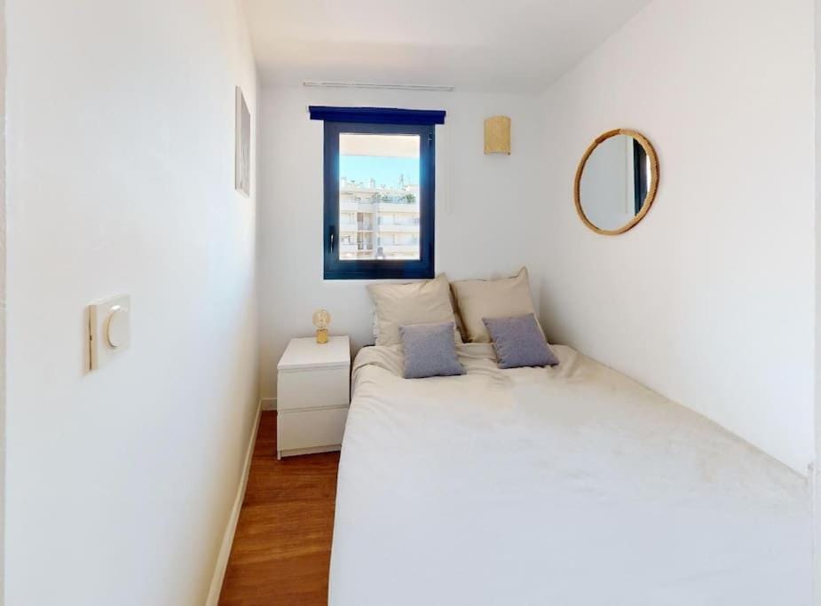 Bed, Living room, Photo of the whole room, Bedroom