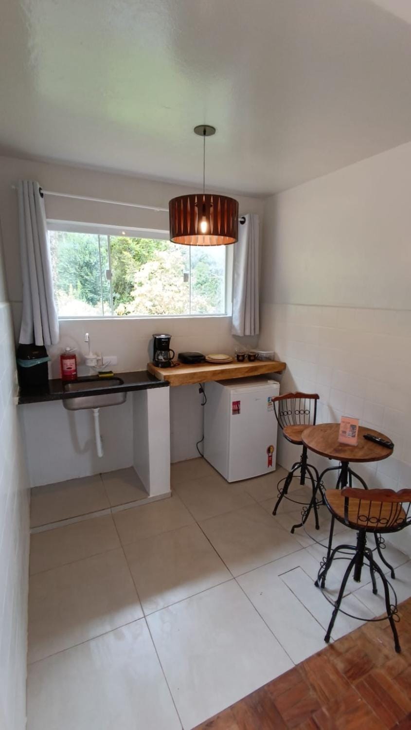 Kitchen or kitchenette, Dining area, minibar, stove
