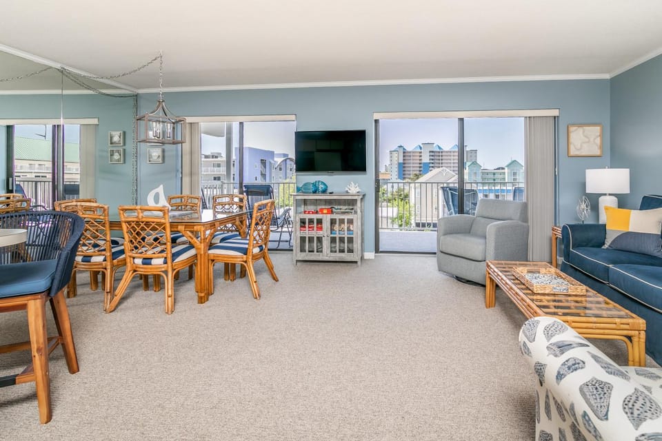 Communal lounge/ TV room, TV and multimedia, Living room, Seating area, Dining area