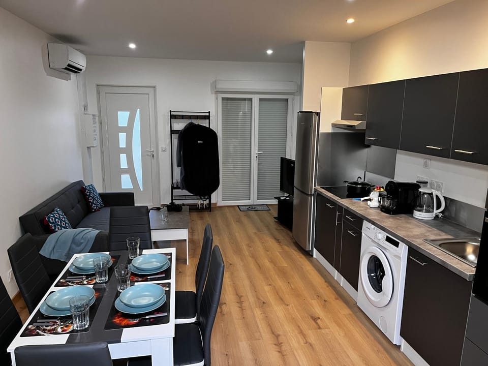 Kitchen or kitchenette, Living room, Seating area, Dining area, minibar, pet friendly, stove, washing machine