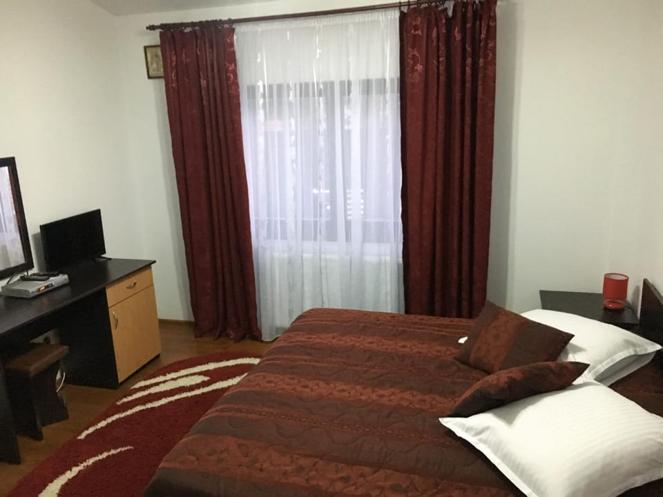 Bed, TV and multimedia, Photo of the whole room, hair dresser