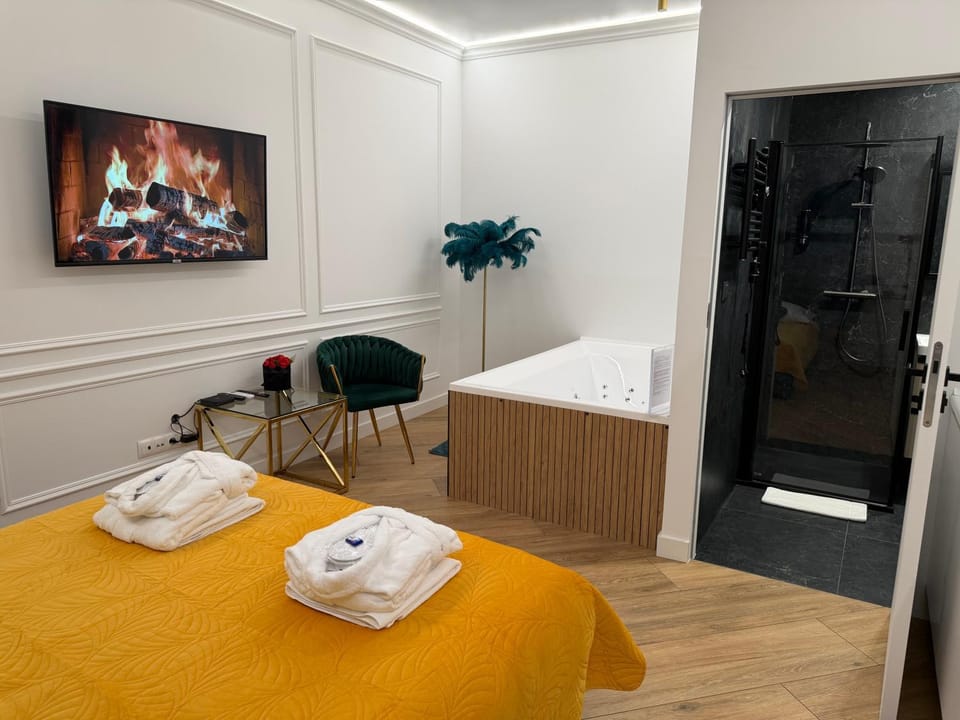 Bed, Bathroom, Photo of the whole room, Bedroom, towels