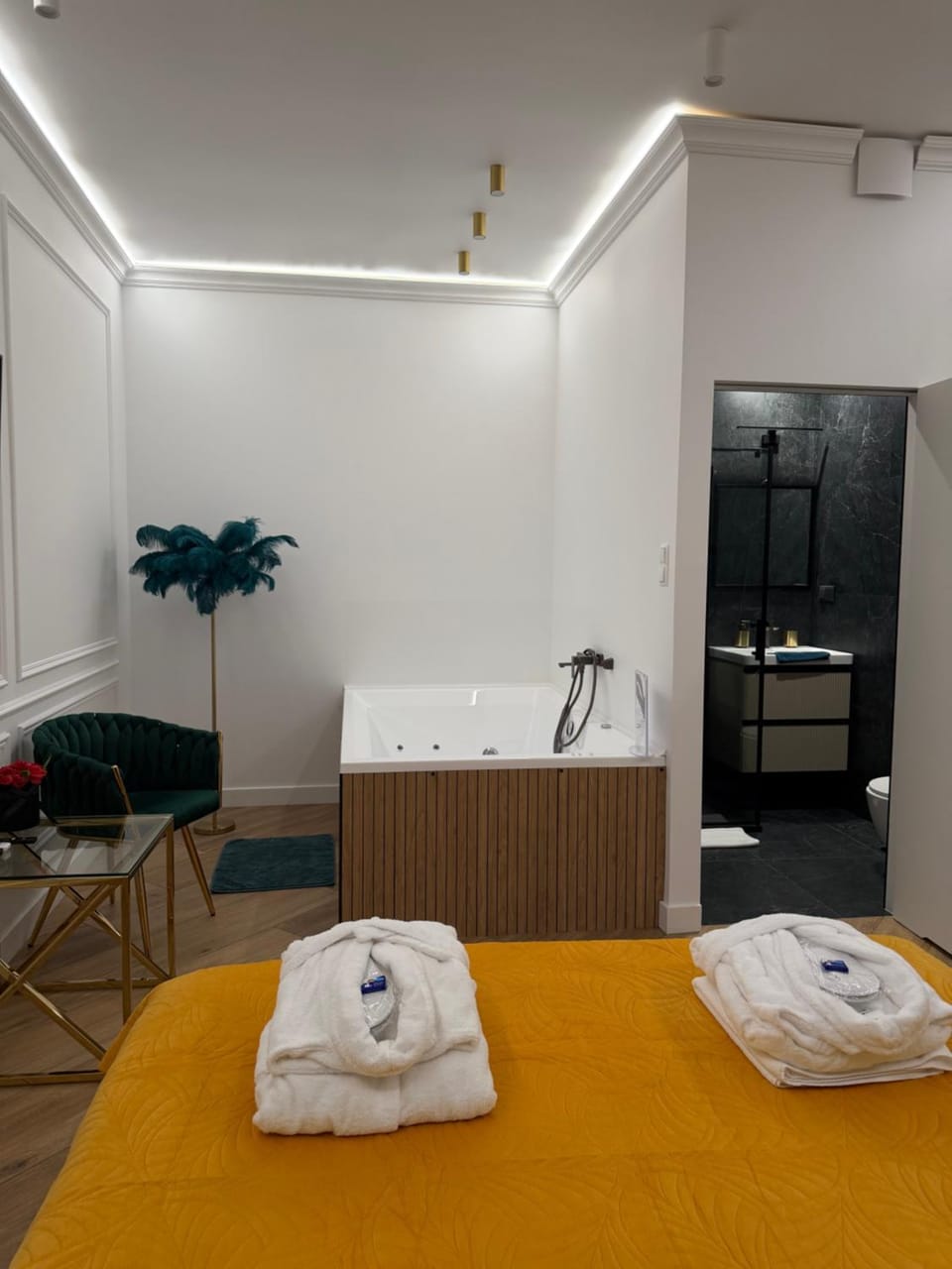 Photo of the whole room, Bedroom, towels