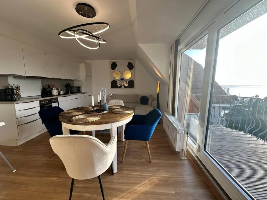 View (from property/room), Balcony/Terrace, Kitchen or kitchenette, Living room, Seating area, Dining area, minibar, pet friendly, stove