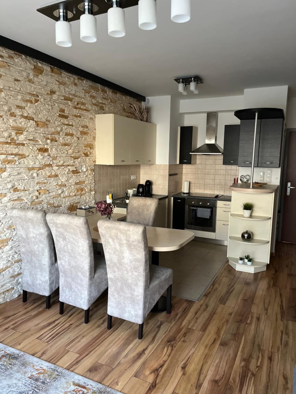 Coffee/tea facilities, Kitchen or kitchenette, Living room, Dining area, oven, stove