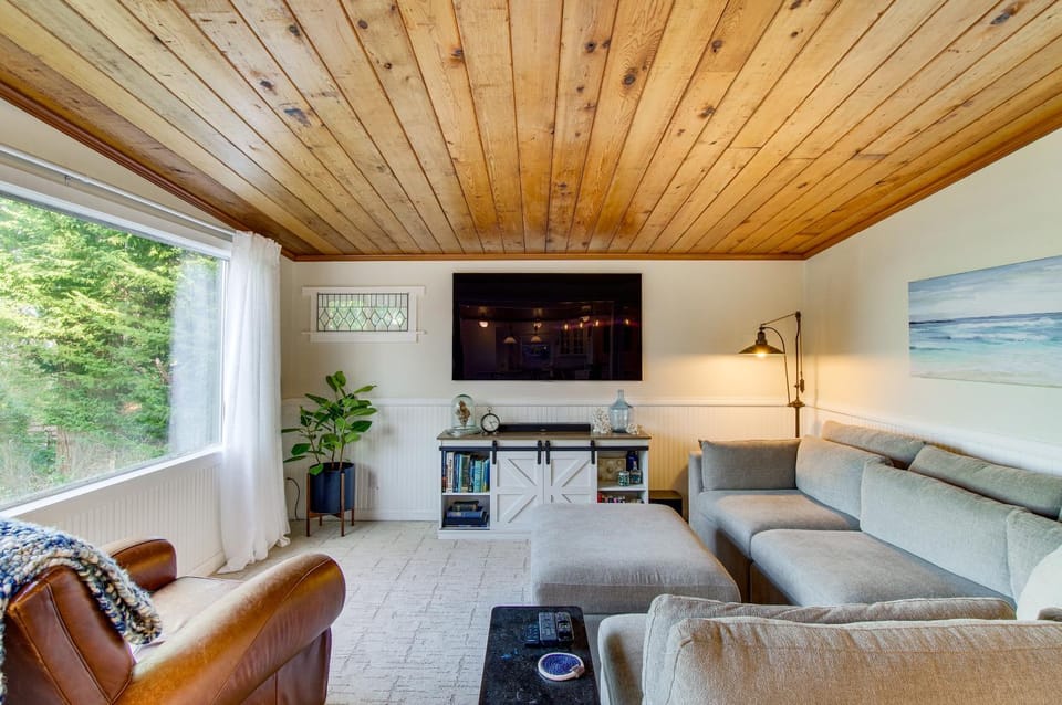 Puget Sound Cottage w/ Private Community Beach! House in Whidbey Island