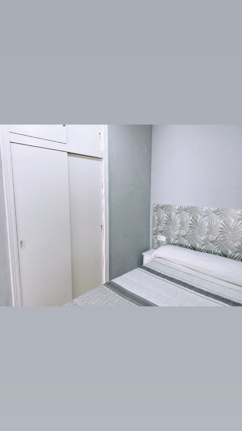 Photo of the whole room, Bedroom, wardrobe