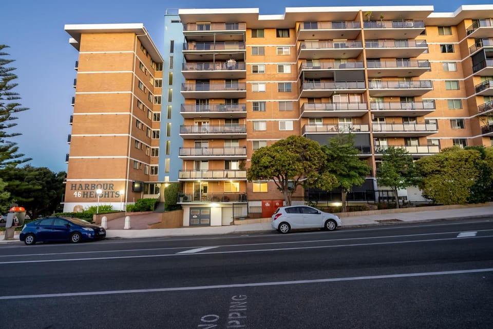 Property building, Day, Neighbourhood, Balcony/Terrace, Kitchen or kitchenette, Lounge or bar, Bedroom, Street view
