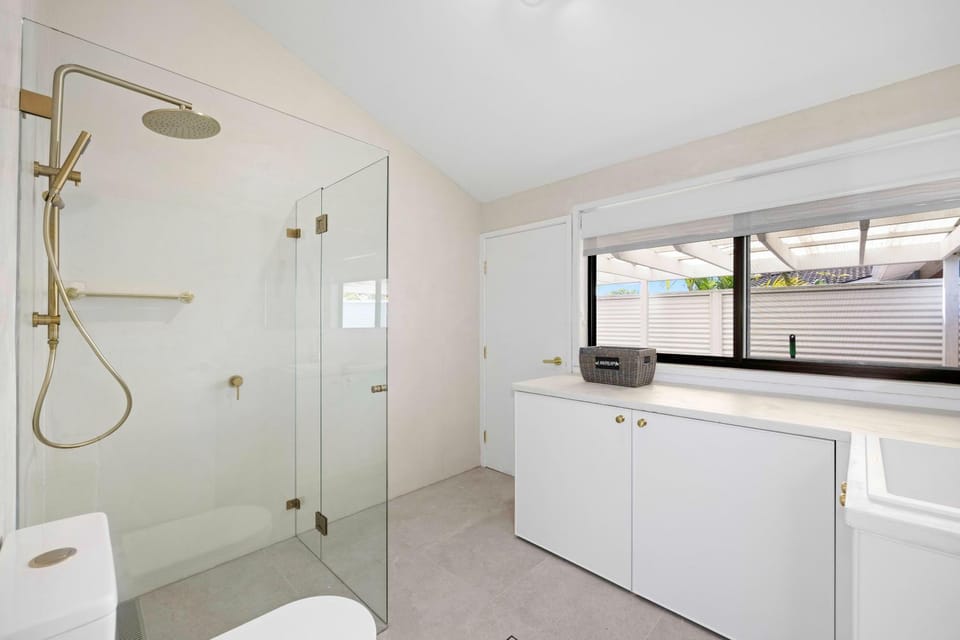 Shower, Toilet, Bathroom, laundry, washing machine