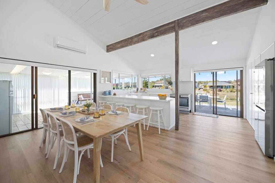 Kitchen or kitchenette, Dining area, Dinner, kitchen, air conditioner