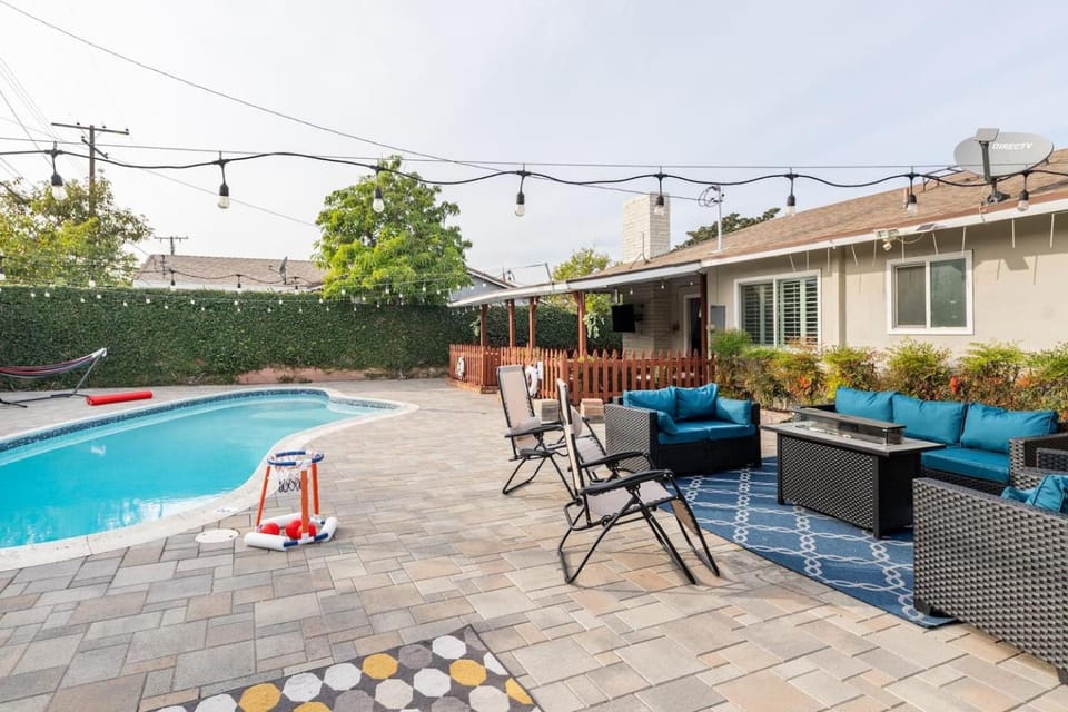 Private Pool Retreat Near Disney Game Room Firepit House in Fullerton