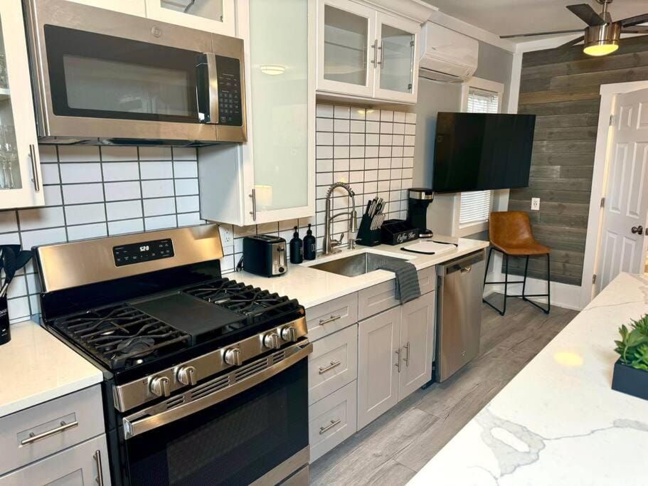 Little house on 47th Apartment in Ohio City