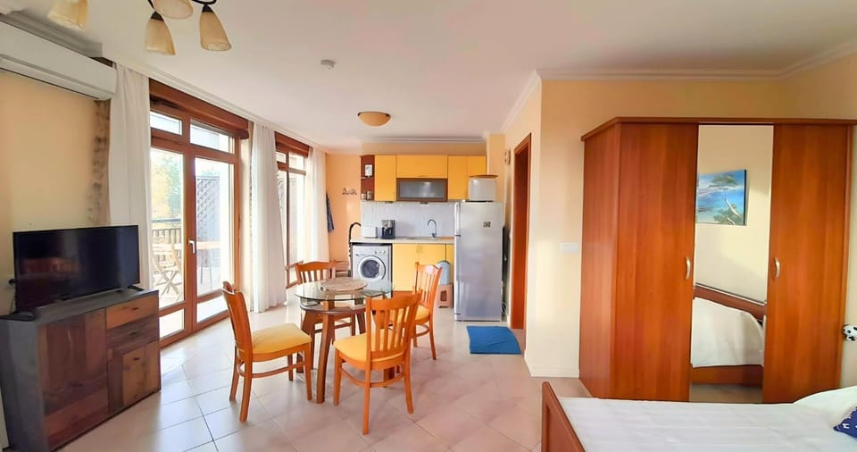 Bed, TV and multimedia, Kitchen or kitchenette, Living room, Dining area, wardrobe