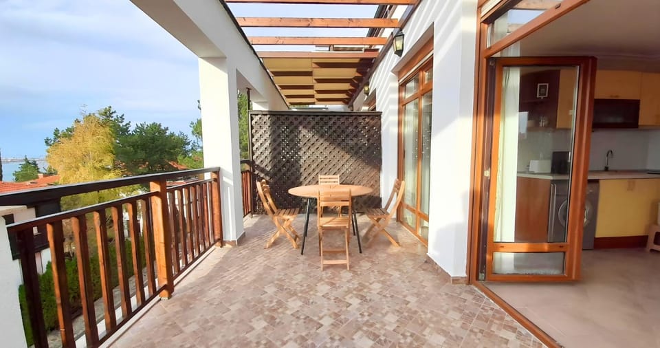 View (from property/room), Balcony/Terrace, Dining area