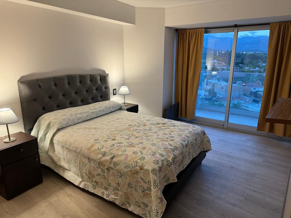 Departamento con vista a la ciudad y cordillera ,con balcón Apartment in Mendoza