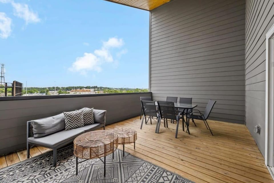 Magnificent 4 Bedroom Home -w Balcony & Fireplace House in Berry Hill