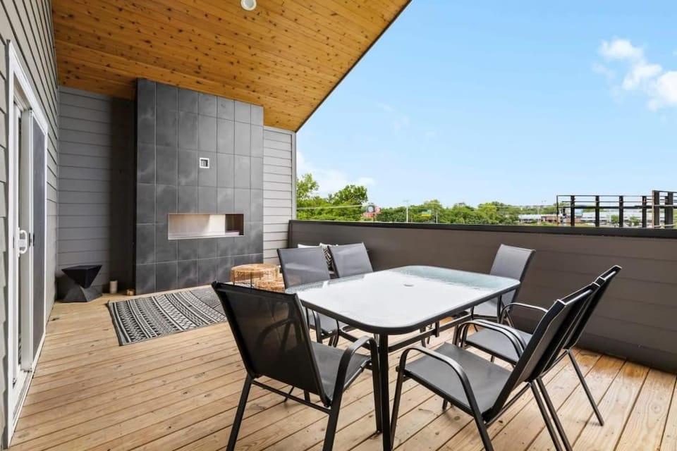 Magnificent 4 Bedroom Home -w Balcony & Fireplace House in Berry Hill