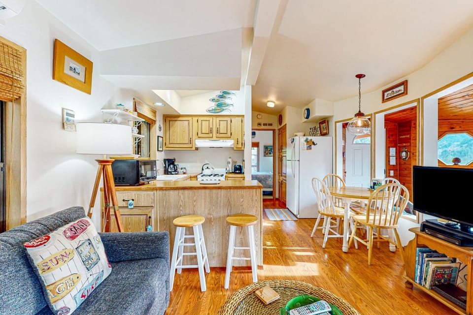 Whimsical Whaleshead, OV10 House in Oregon