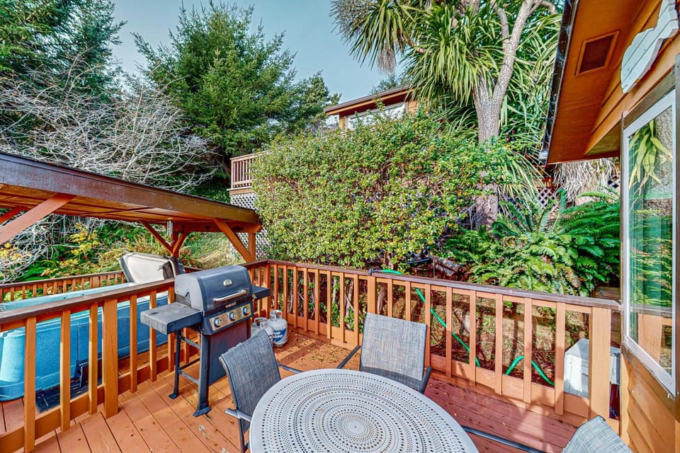 Whimsical Whaleshead, OV10 House in Oregon