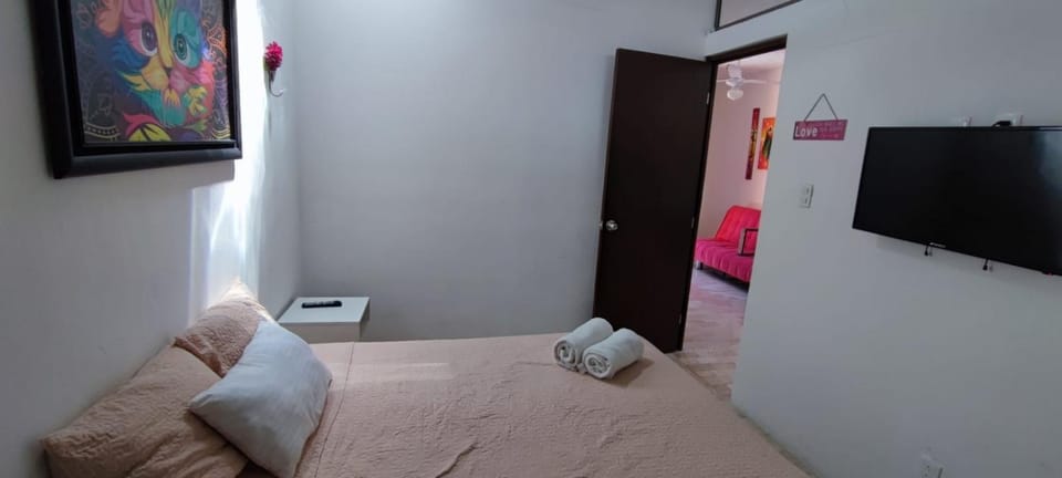 Bed, TV and multimedia, Photo of the whole room, Bedroom, towels