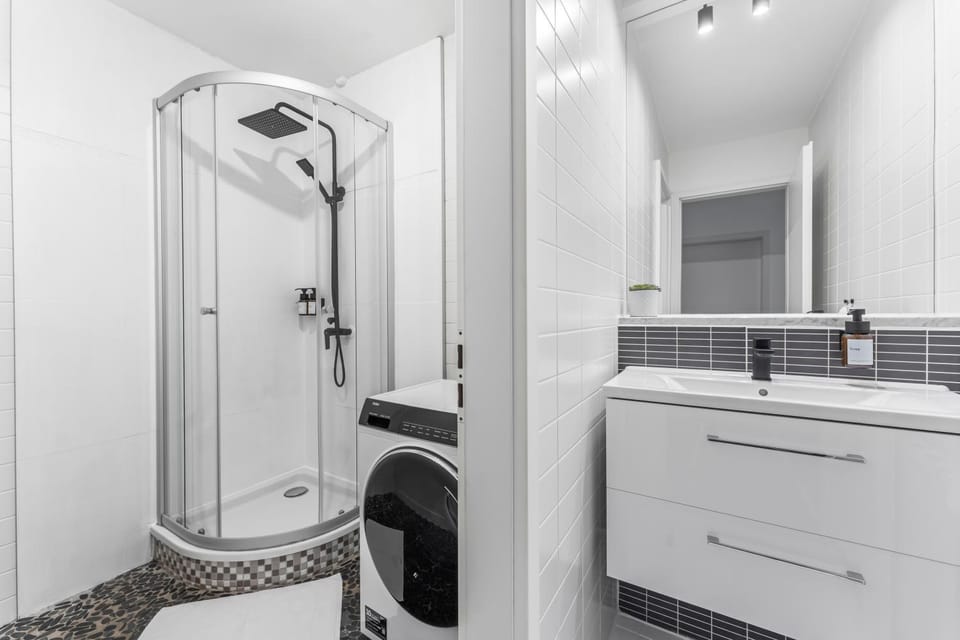 Shower, Bathroom, washing machine, dryer