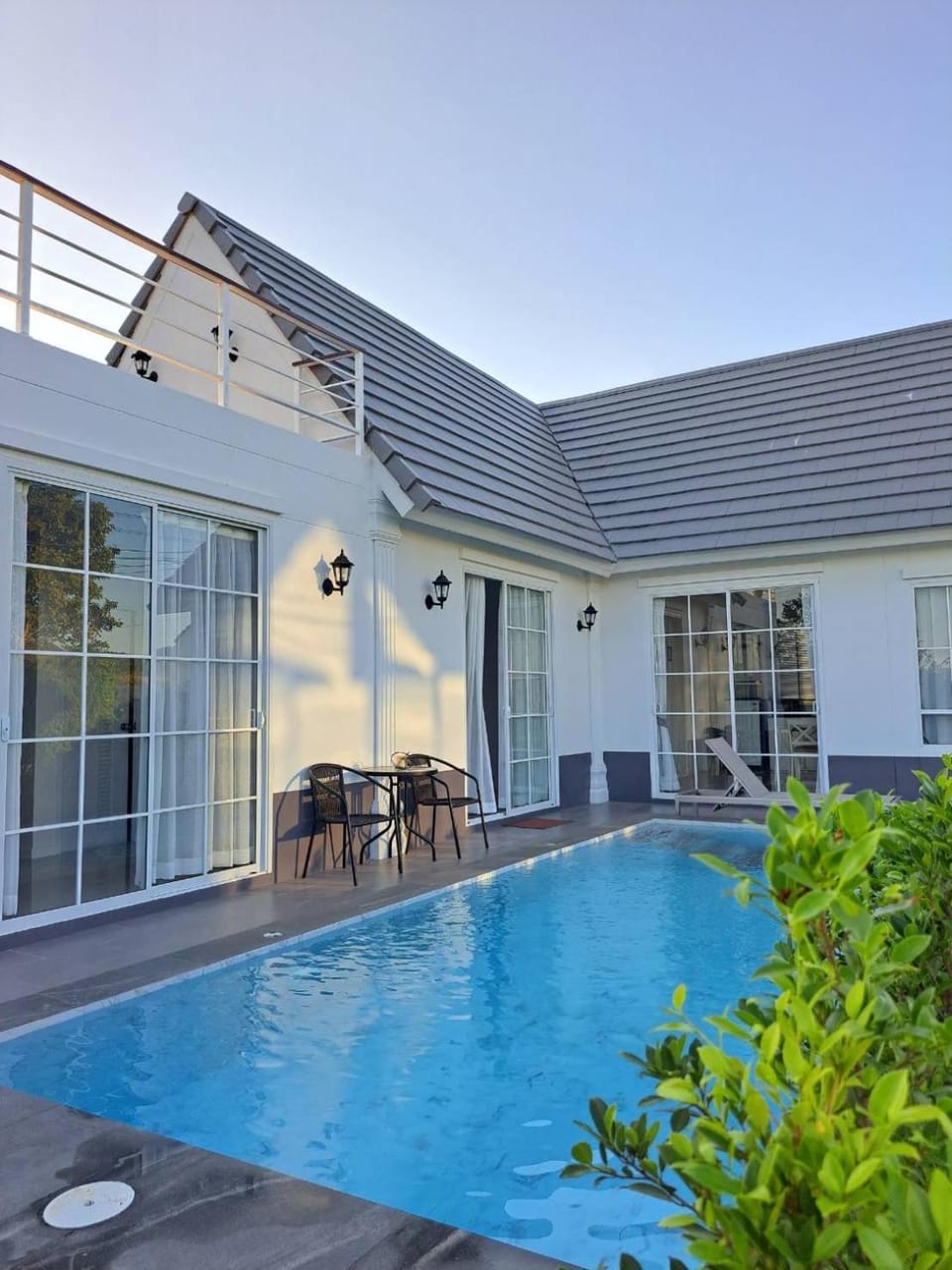 Property building, Day, Pool view, Swimming pool, sunbed