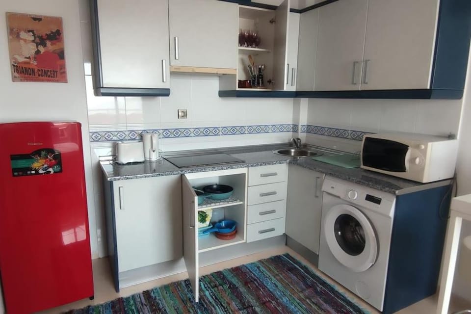 Kitchen or kitchenette, minibar, stove, toaster, washing machine