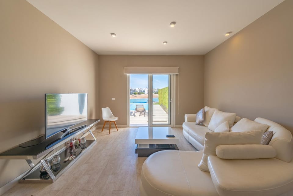 TV and multimedia, Living room, Seating area, Evening entertainment