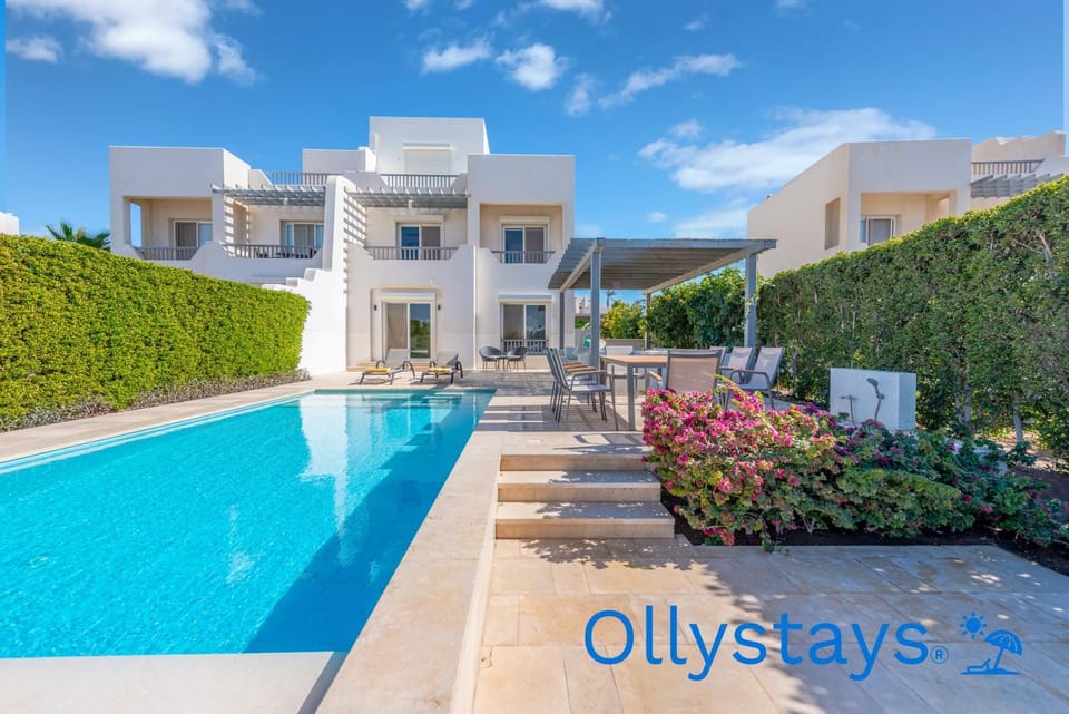 Property building, Day, Garden, Garden view, Pool view, Swimming pool, sunbed