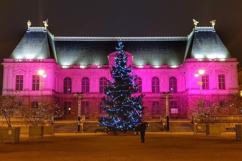 Nearby landmark, Night