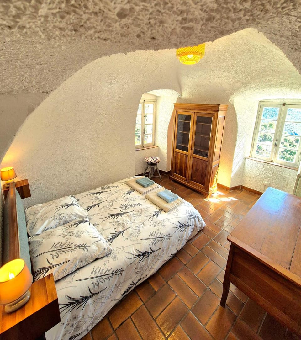 Photo of the whole room, Bedroom