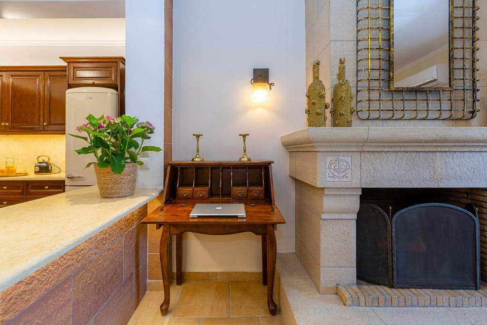 Kitchen or kitchenette, Living room, flat iron