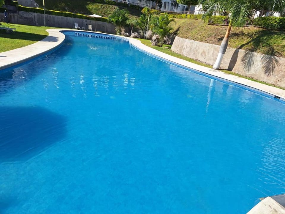Day, Pool view