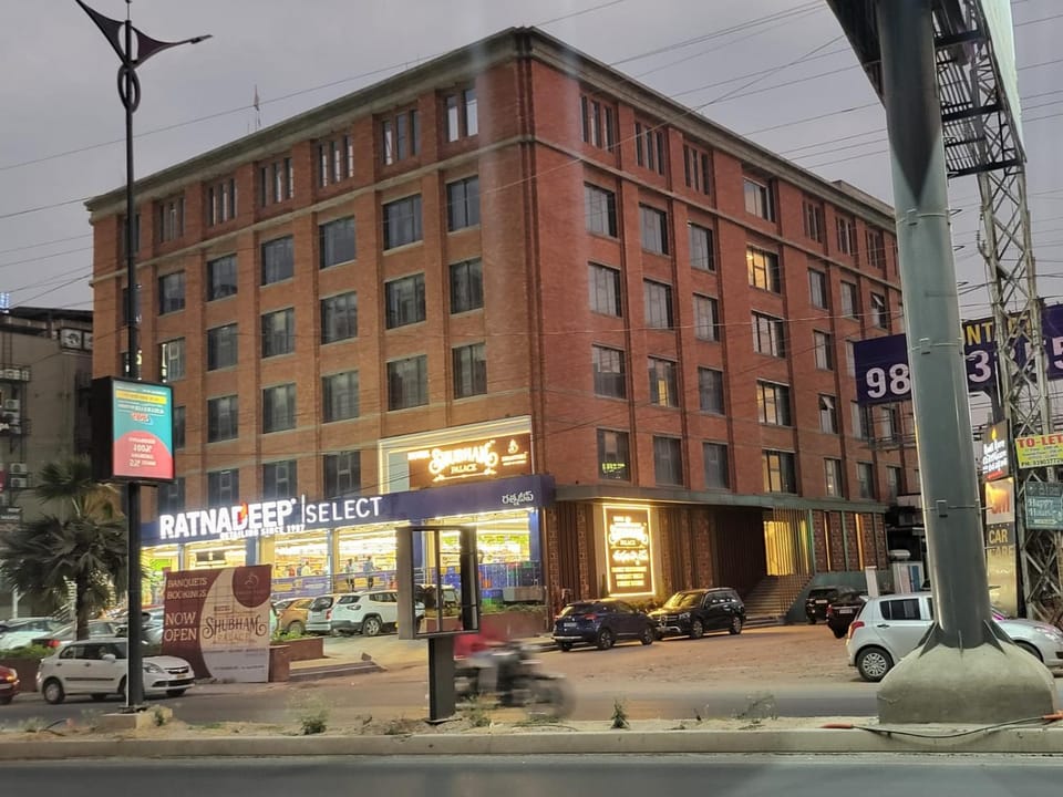 Property building, Restaurant/places to eat, Day, City view, Street view, Location, Parking
