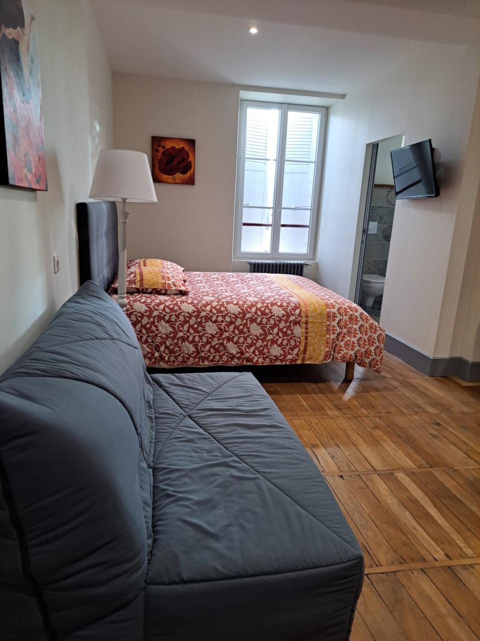 Bed, TV and multimedia, Photo of the whole room, Bedroom